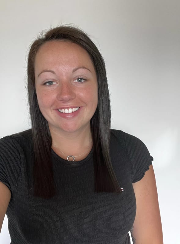 Holly (26) Looking in Newstead, Bowen Hills, Tener...