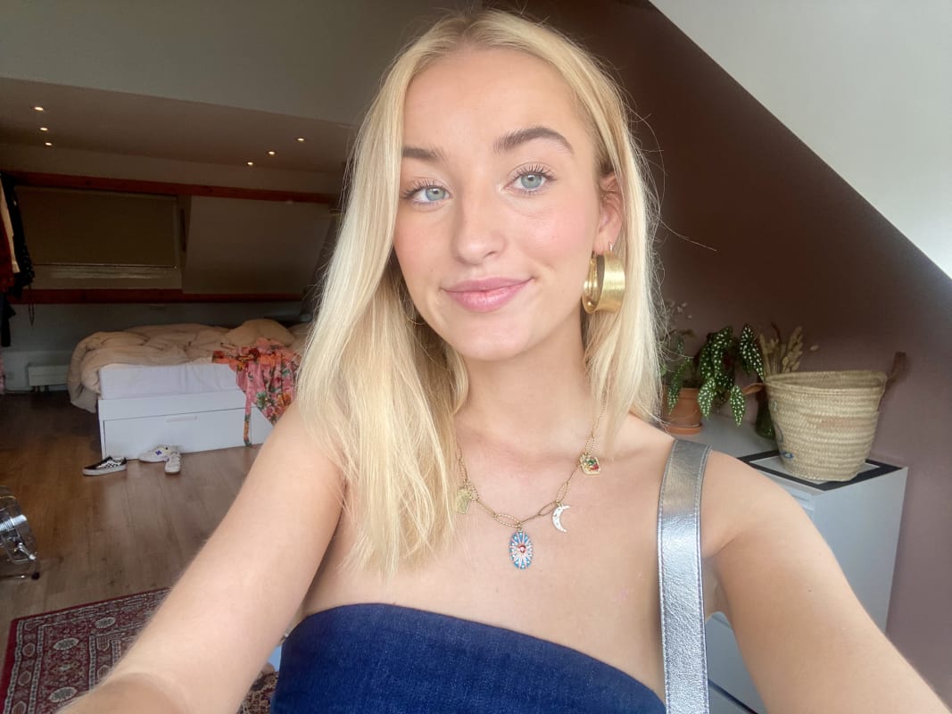 louise-20-looking-in-merewether-cooks-hill-bar-flatmates-au