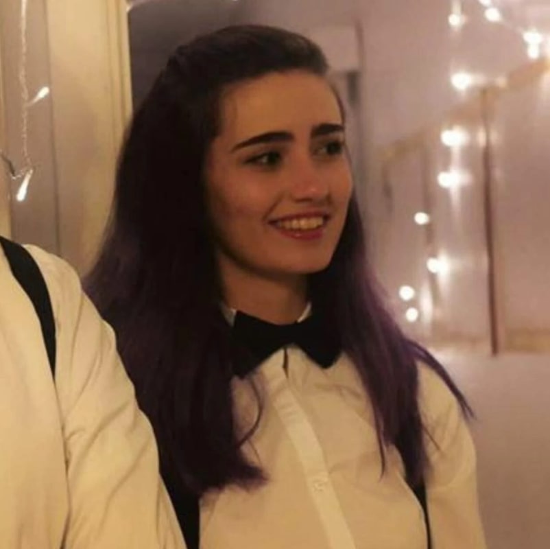 Dana (28) Looking in Belmont