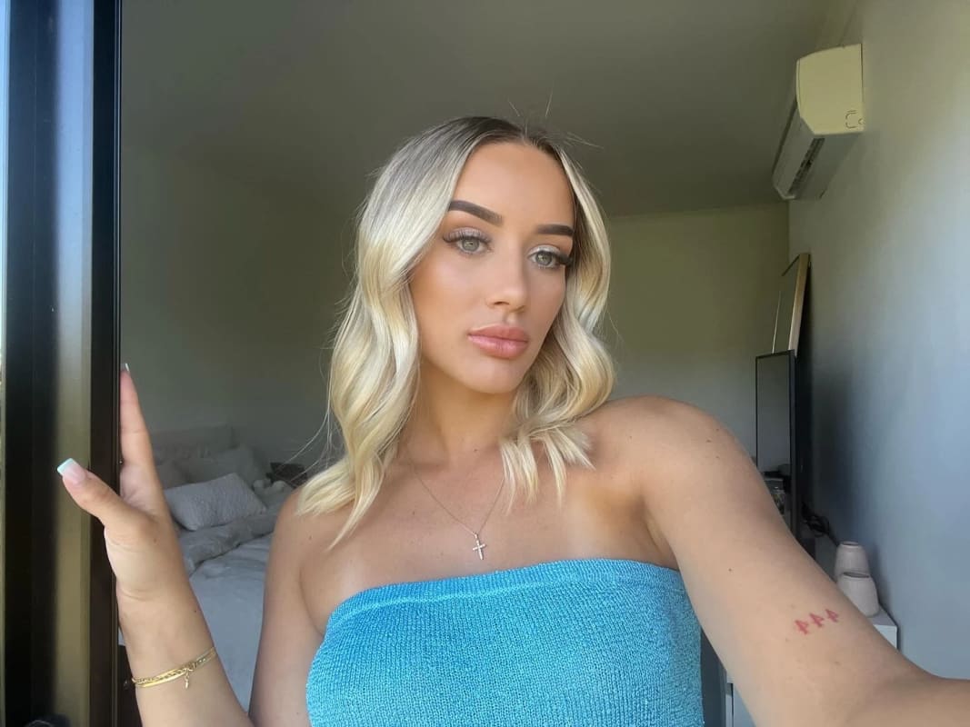 emily-23-looking-in-varsity-lakes-mermaid-water-flatmates-au