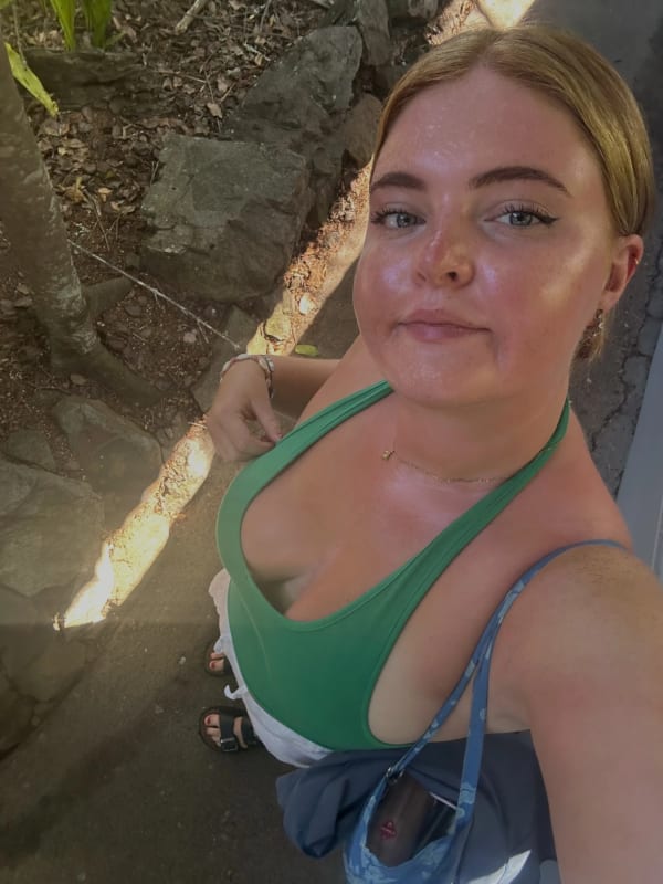 Alice (22) Looking in Airlie Beach