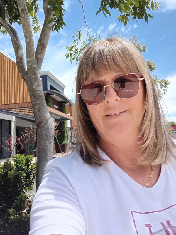 Donna (56) Looking in High Kelmsco...