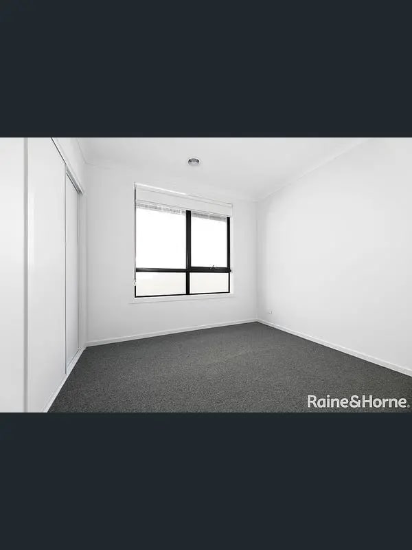 Room for Rent in St Albans, Melbourne 180, Furnis...