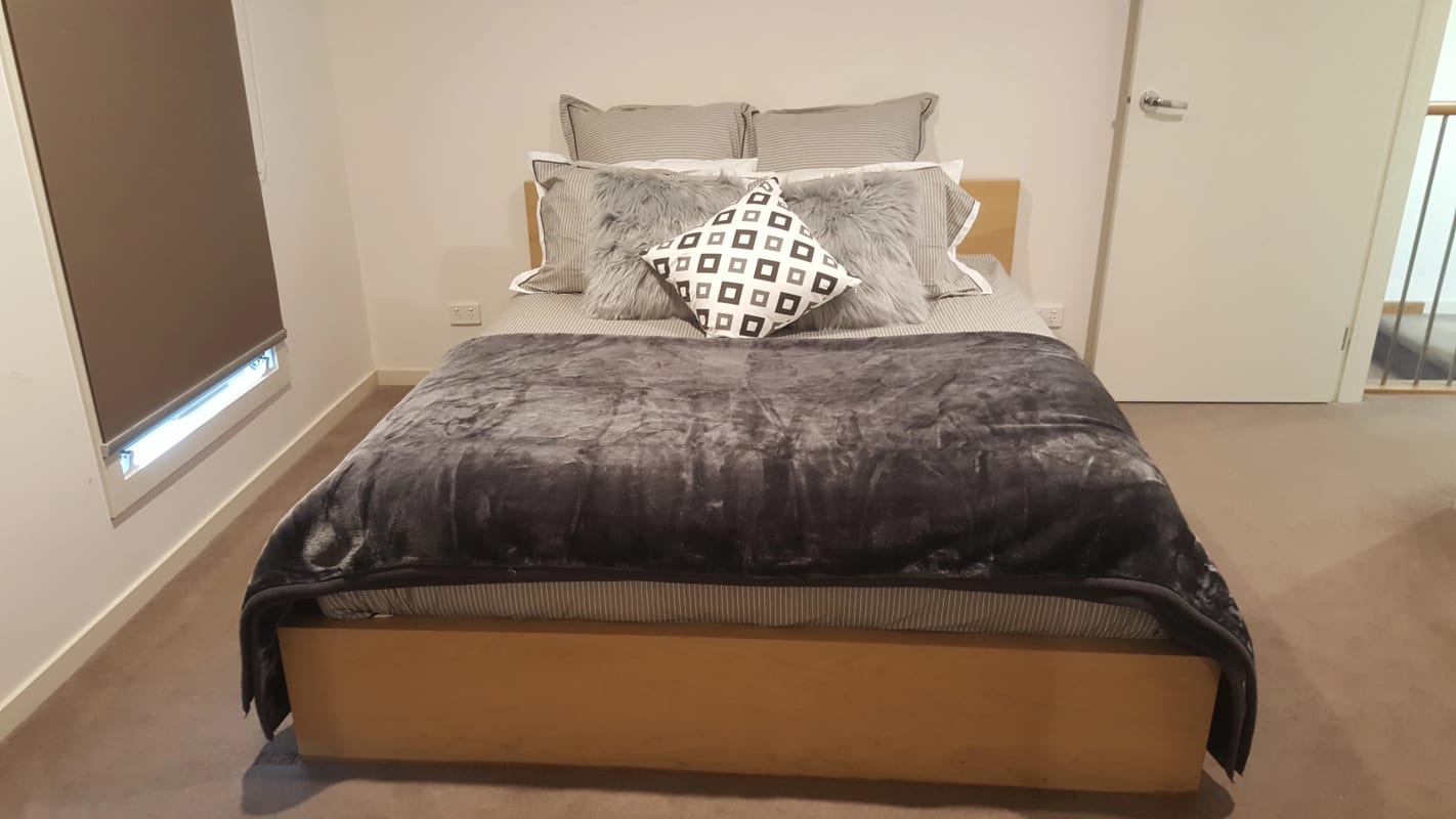 Room for Rent in Eltham, Melbourne 250, Furnished...
