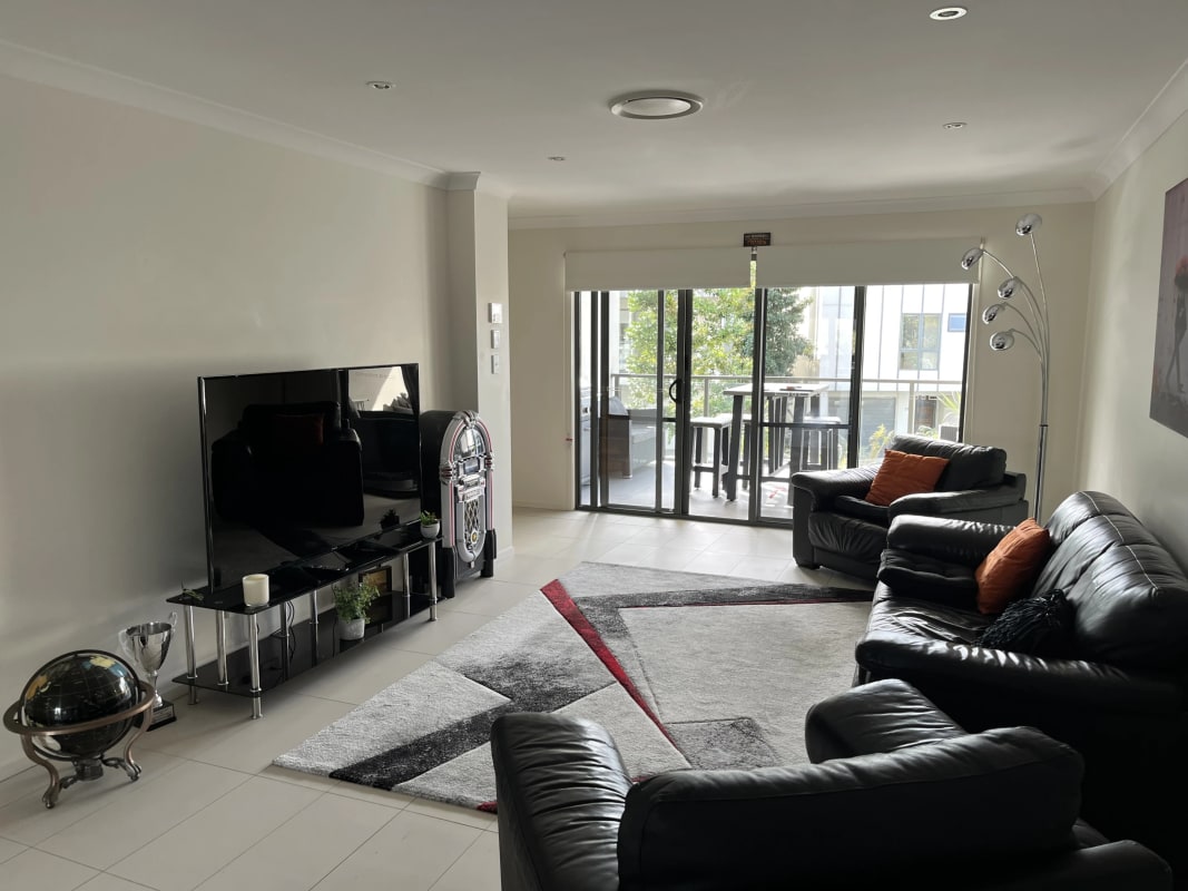 Room for Rent in Biggera Waters, Gold Coast 320,