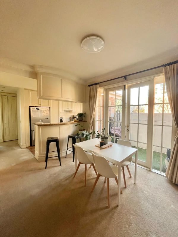 Room for Rent in South Yarra, Melbourne 240, Unfu...