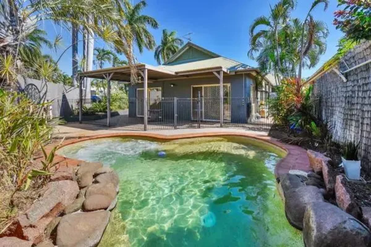 Homestay for Rent in Coconut Grove, Darwin 250, F...