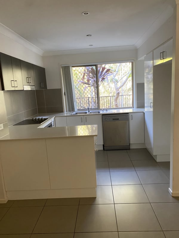 Shared Room for Rent in North Lakes, Brisbane 275...