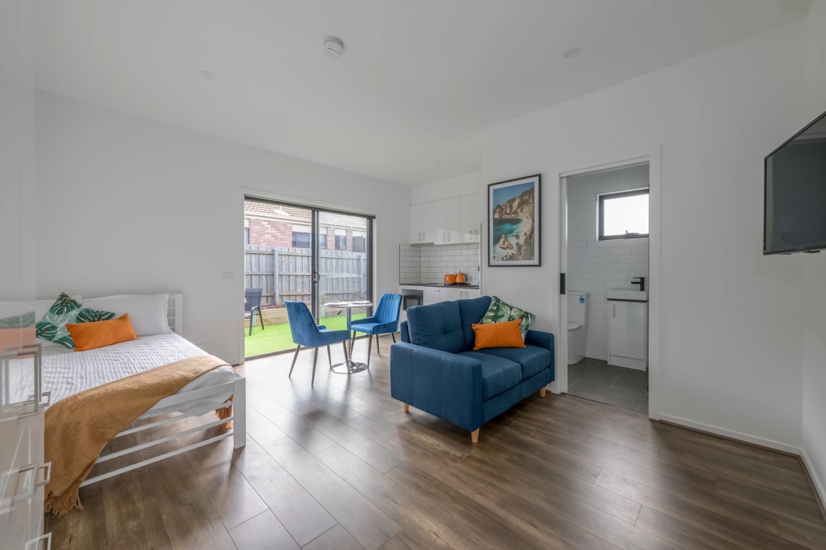 2 Rooms for Rent in Melton South, Melbourne 280,