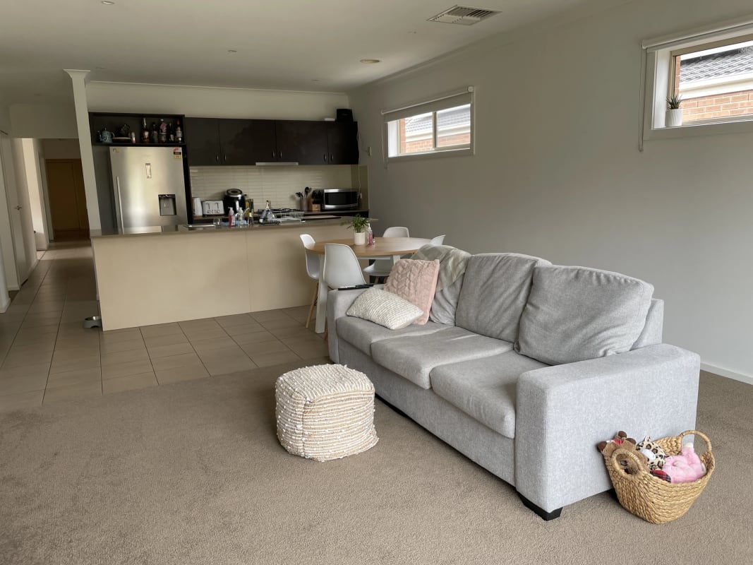 Room for Rent in Windrest Way, Point Cook, Melbourne...