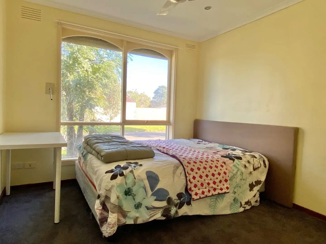 Room for Rent in Queanbeyan West, Canberra 250, F...