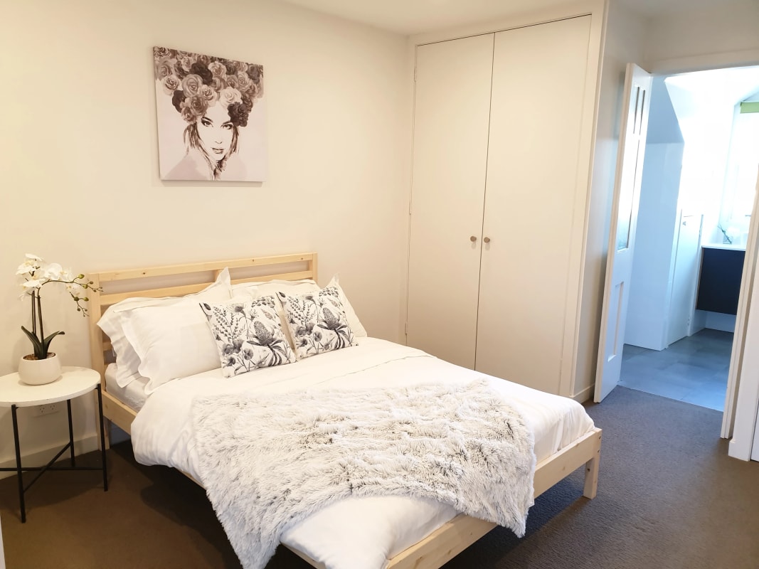 Room for Rent in Enmore, Sydney 500, Furnished, E...